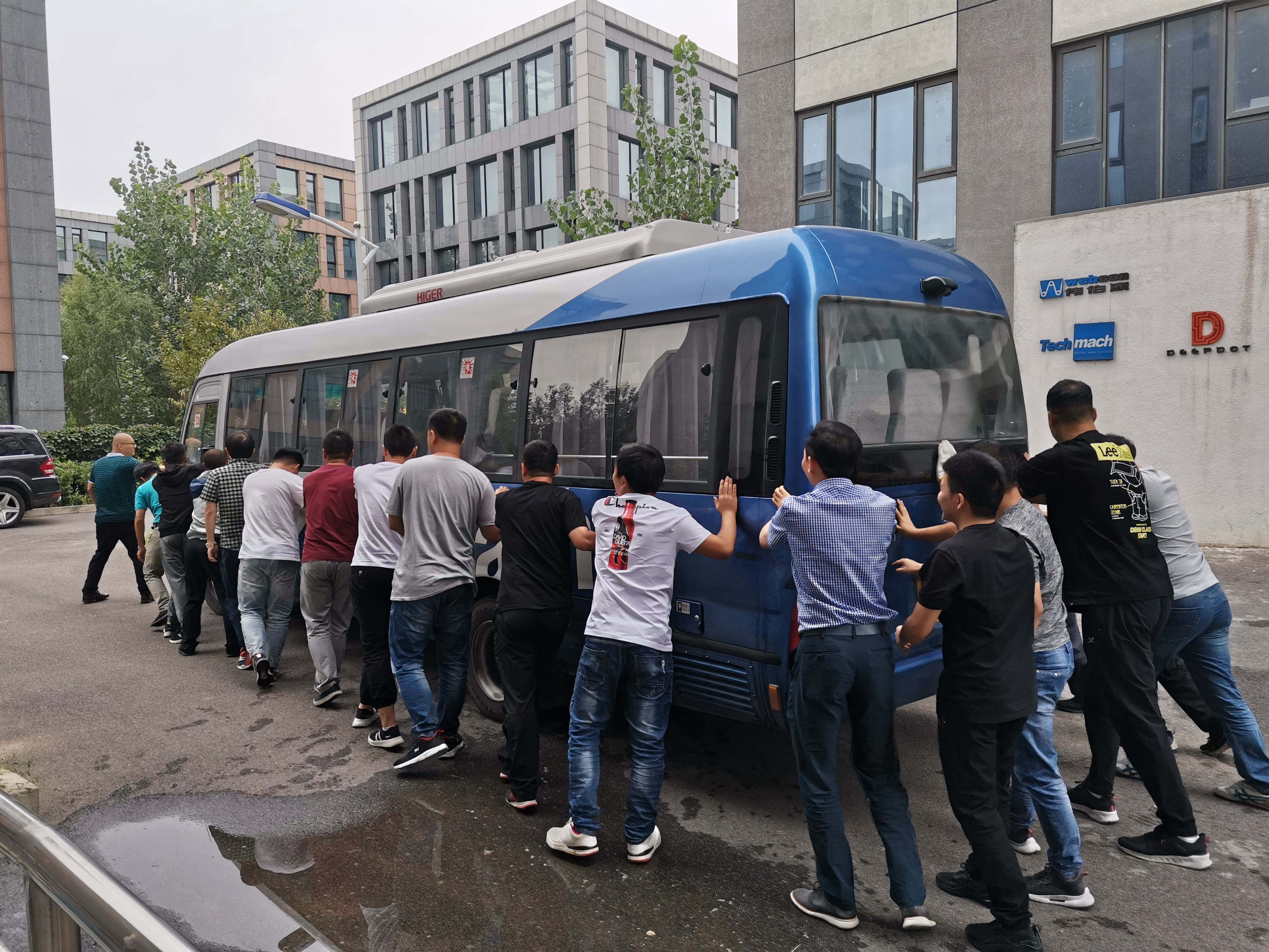 【鈦·暖心】公司班車發生故障，萬眾一心集體推車